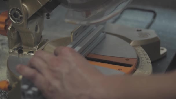 Egy Kör Alakú Csiszoló Segítségével Vágja Fel Alumínium Extrudált Csövet — Stock videók