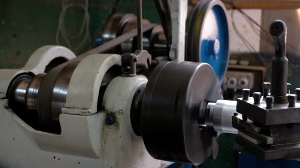 Old Lathe Spinning Pulley Machining Aluminum Piece Leaving Shaving Long — Stock Video