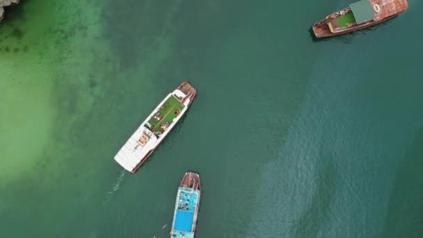 ベトナムのハロン湾での船のドローン映像 緑の水とハロン湾 ベトナムでのボート旅行の一口 人々は水中で泳いでいます — ストック動画