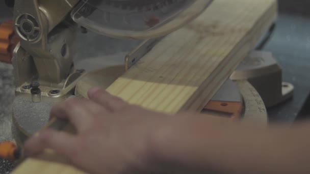 Using Circular Saw Cut Wooden Beam — Stock Video