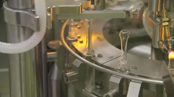 玻璃瓶装进机器里的药品 — 图库视频影像
