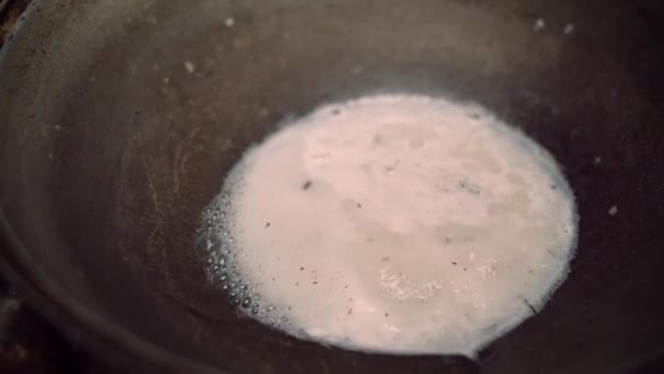 Popolo Nomade Mongolo Bollire Versare Latte Pecora Ger Una Casa — Video Stock
