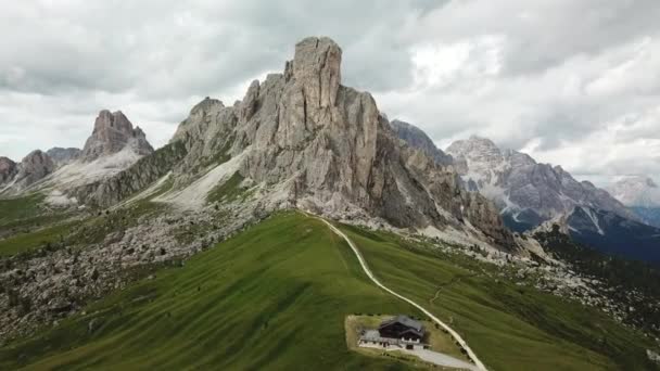 Aerial Descente Une Montagne Impressionnante Dans Les Dolomites Italiennes — Video