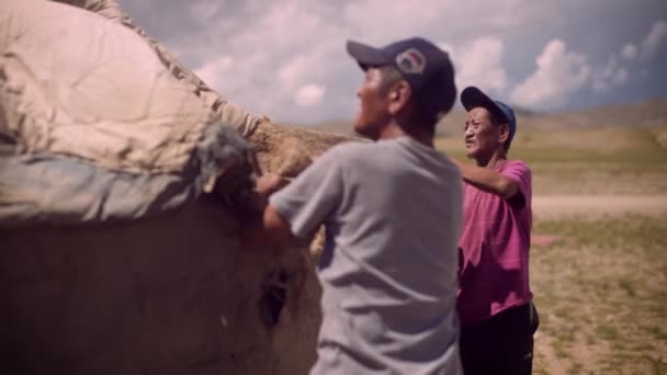 Mongoliska Nomadfolk Satte Upp Ett Nytt Traditionellt Tälthus Bergen Västra — Stockvideo