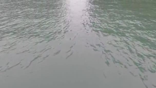 Conduciendo Barco Través Hermosa Bahía Halong — Vídeo de stock