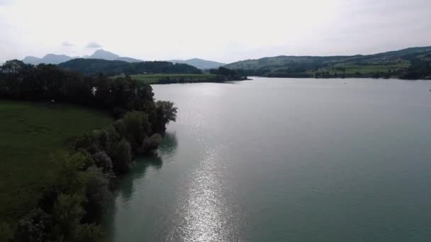 Vlucht Naast Kust Boven Natuur Gruyre Meer Zwitserland — Stockvideo