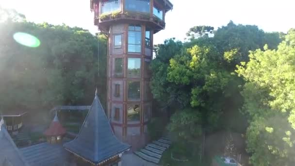 ドイツ風の塔の空中撮影 最終的にドイツの国旗が登場する ブラジル南部のグラマンド市で録音 — ストック動画