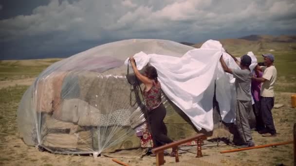 Mongoliska Nomadfolk Satte Upp Ett Nytt Traditionellt Tälthus Bergen Västra — Stockvideo
