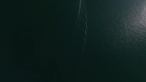 瑞士格鲁耶湖空中飞越一艘船 — 图库视频影像