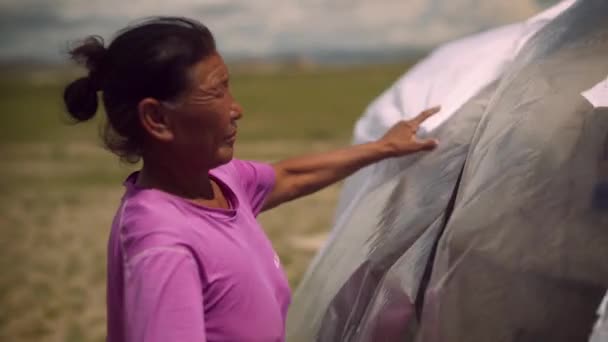 Mongoolse Nomaden Zetten Een Nieuw Traditioneel Tentenhuis Bergen Van West — Stockvideo