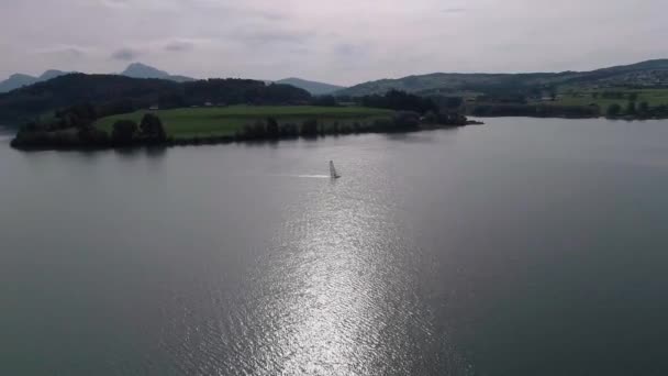 Voo Aéreo Sobre Veleiro Lago Gruyre Suíça — Vídeo de Stock