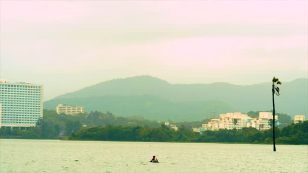 Mumbai Visser Oversteken Van Het Meer Een Kleine Buis Boot — Stockvideo