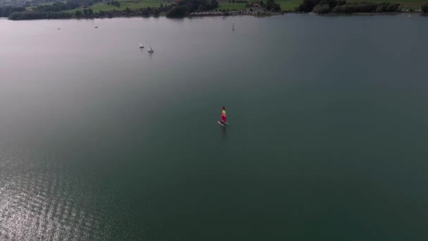 Luchtvlucht Rond Een Zeilboot Lake Gruyre Zwitserland — Stockvideo