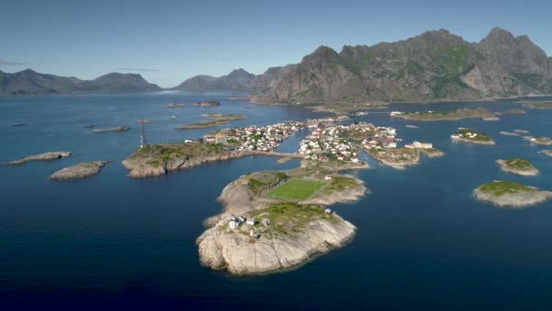 Luchtfoto Van Henningsvaer Lofoten Met Zijn Schilderachtige Voetbalveld Bergen Achtergrond — Stockvideo