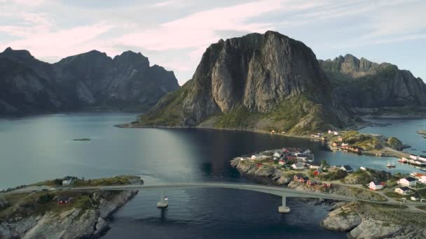 노르웨이 로포텐군도에 매달려 가옥들의 인상적 산들이 — 비디오