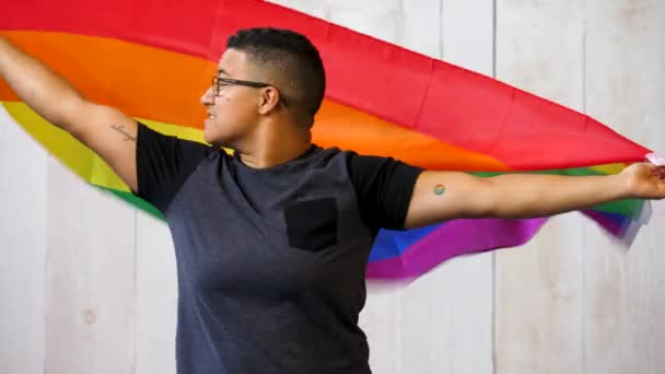Černý teplouš drží vlajku homosexuální hrdosti nad hlavou