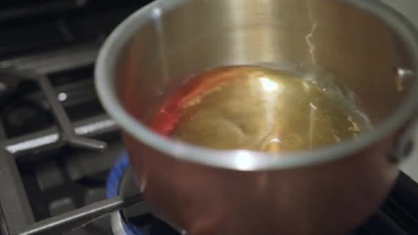 用平底锅煮荞麦煎饼的配料 — 图库视频影像