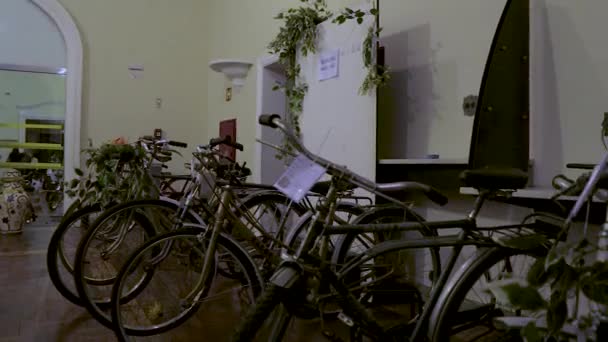 Старые Коллекционные Велосипеды Выставляются Посещения — стоковое видео