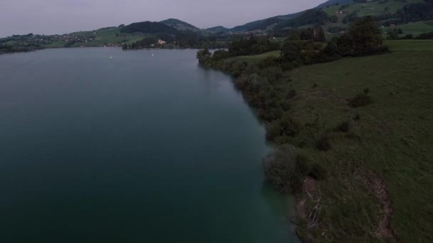 Vuelo Junto Costa Sobre Naturaleza Lago Gruyre Suiza — Vídeos de Stock