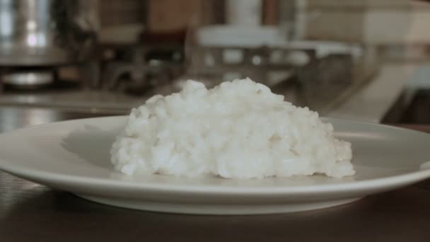 Şef Tencereye Risotto Koyar Talyan Tarifi — Stok video