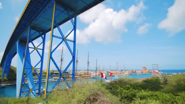 Sahil Boyunca Çeşitli Latin Amerika Gemileriyle Demirlemiş Olan Uzun Gemi — Stok video
