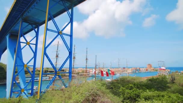 用各种拉丁美洲船只在沿海停泊的 雷雅塔 号大船的镜头放大 — 图库视频影像