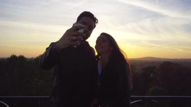 Silhouet Van Een Jong Stel Dat Selfies Frankrijk Neemt Zonnebaden — Stockvideo