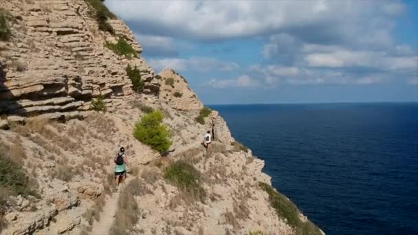 Drone Tiro Caminando Algunos Acantilados Con Hermosas Vistas Paisaje Océano — Vídeos de Stock