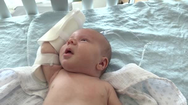 Bambino Ospedale Attaccato Una Flebo Indossa Immobilizzatore Del Gomito Mostra — Video Stock