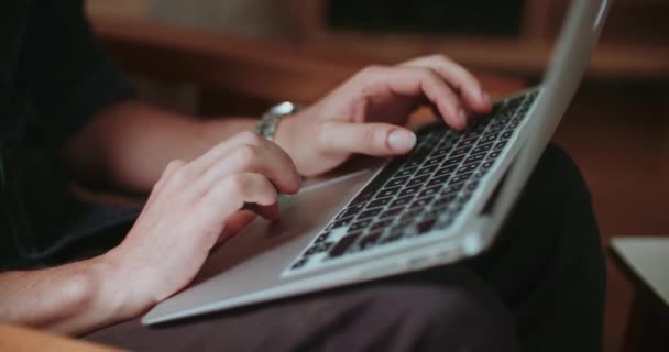 Ręce Pisania Laptopie — Wideo stockowe