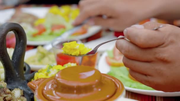 Spanyol Arkadaşlar Geleneksel Bir Yemeği Paylaşıyorlar — Stok video
