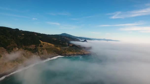 Wysoko Nad Mglistym Oceanem Oregonu Nasz Dron Pcha Się Stronę — Wideo stockowe