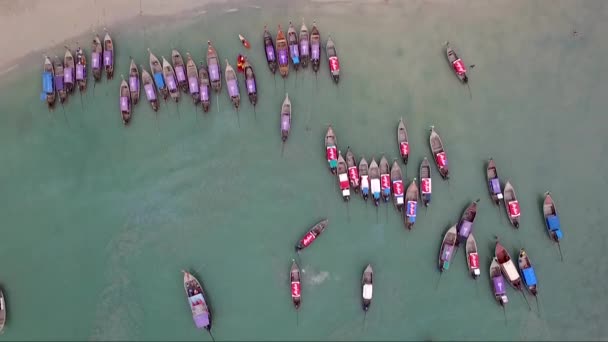 Anmärkningsvärd Overhead Antenn Skott Traditionella Färgglada Thailändska Båtar Dockade Sandstrand — Stockvideo