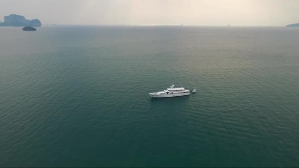 Відмінний Повітряний Постріл Над Розкішною Білою Яхтою Посеред Океану — стокове відео