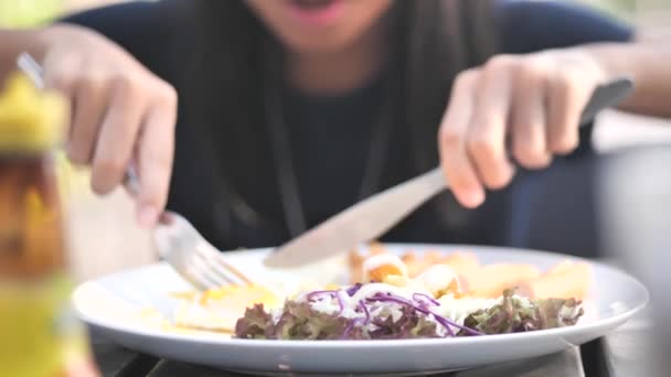 Feliz Chica Asiática Disfrutar Desayuno Aire Libre Cámara Lenta — Vídeo de stock