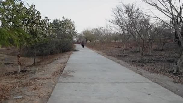 Sağlıklı Bir Yaşam Tarzı Yazın Ülkeyi Boydan Boya Dolaşmak Egzersiz — Stok video