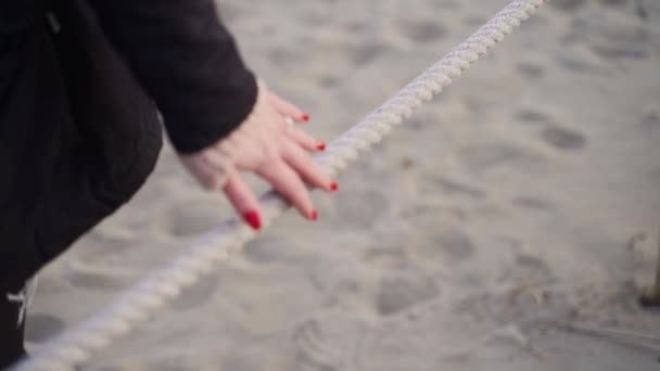 Mädchen Läuft Mit Der Hand Sanft Durch Einen Strickzaun — Stockvideo