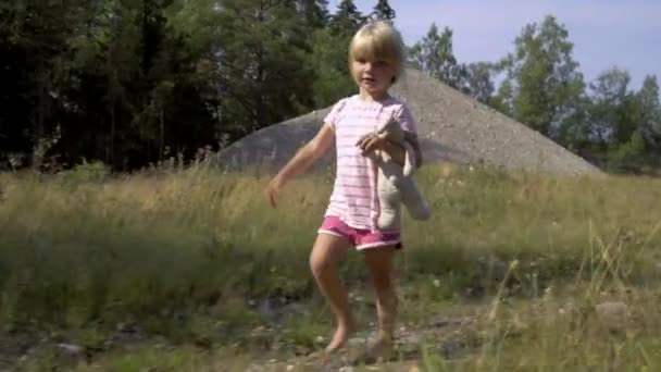 Schattig Drie Jaar Oud Meisje Avontuur Blootsvoets Wandelen Mooie Zomer — Stockvideo