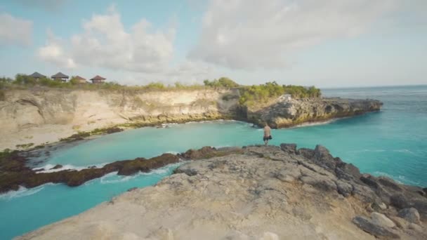 Eine Panoramische Weitwinkelaufnahme Zeitlupe Einer Schönen Klippe Und Eines Mannes — Stockvideo