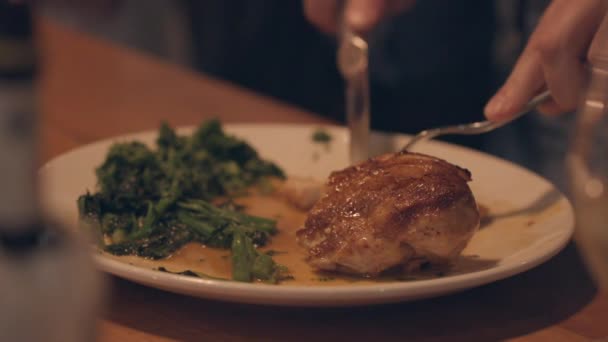 一个餐馆在烤鸡肉和西兰花之间擦拭刀叉 — 图库视频影像