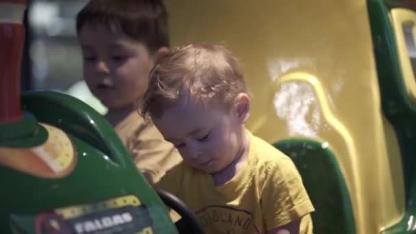 Deux Enfants Jouant Intérieur Une Voiture Miniature Sur Parc Attractions — Video