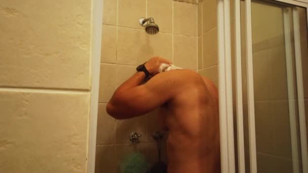 Μια Κλειδωμένη Φωτογραφία Ενός Άντρα Κάνει Ντους Λούζει Μαλλιά Πρόσωπο — Αρχείο Βίντεο