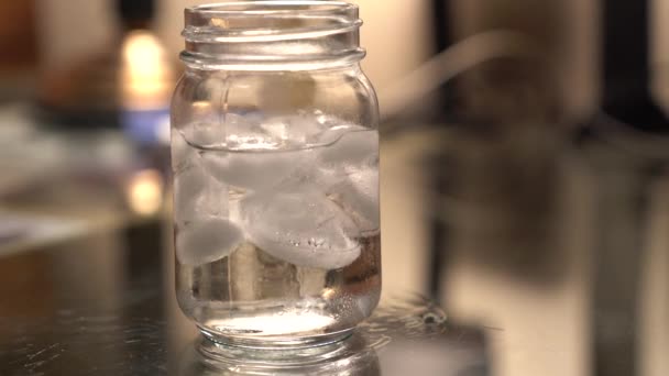 Langzaam Glijden Schot Toont Een Gin Tonic Een Marmelade Glas — Stockvideo