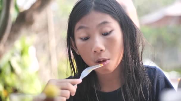 Glad Asiatisk Flicka Njuta Sin Frukost Utomhus Slow Motion — Stockvideo