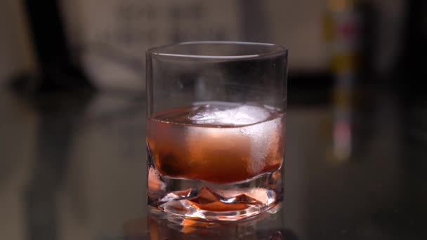 Altmodisch Serviert Einer Bar Zeigt Den Cocktail Bereit Serviert Werden — Stockvideo