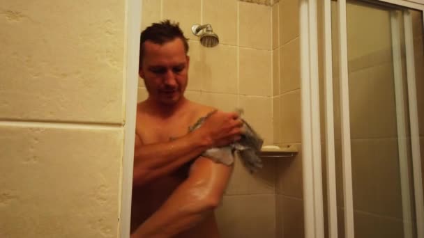 Tiro Bloqueado Hombre Tomando Una Ducha Lavándose Pelo Cara Cuerpo — Vídeo de stock
