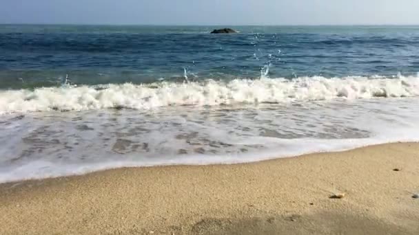 Vackra Vågor Från Havet Den Vita Sandstranden — Stockvideo