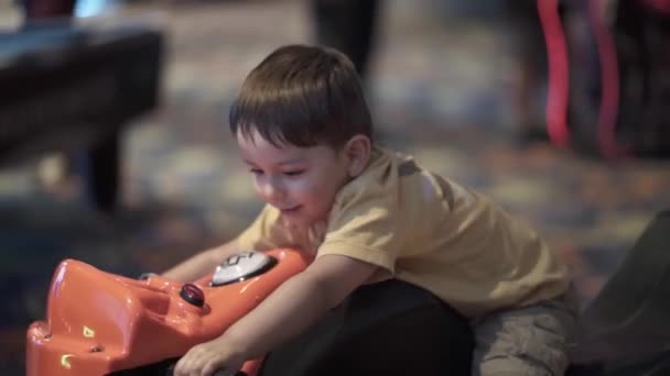 Schöne Aufnahme Eines Kindes Kindes Kleinkindes Das Auf Einem Miniaturmotorrad — Stockvideo