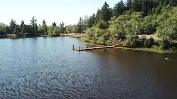 Sentado Uma Doca Enquanto Voa Drone Sobre Cullaby Lake Oregon — Vídeo de Stock