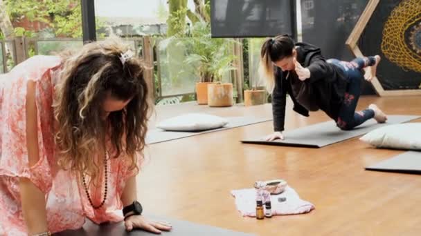 Estudiante Yoga Aula Durante Una Lección Imitando Una Posición Mostrada — Vídeo de stock